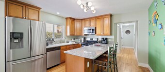 Cozy Home - 7 Min. Walk to UC Davis Medical Ctr. Sacramento,  
EV- Charger Leve2