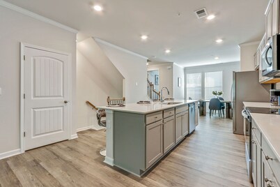 Luxury modern townhome in charming Hapeville, 7 minutes from Atlanta Airport.