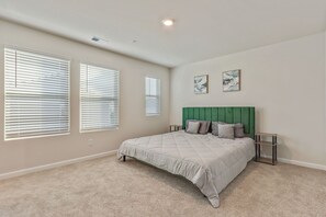3 habitaciones, tabla de planchar con plancha, wifi y ropa de cama 