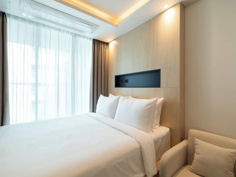 Escritorio, espacio para trabajar con laptop y wifi gratis