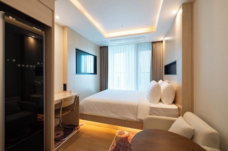 Signature Double Room, 1 King Bed | Desk, laptop workspace, free WiFi, bed sheets