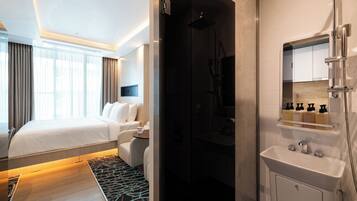 Escritorio, espacio para trabajar con laptop y wifi gratis