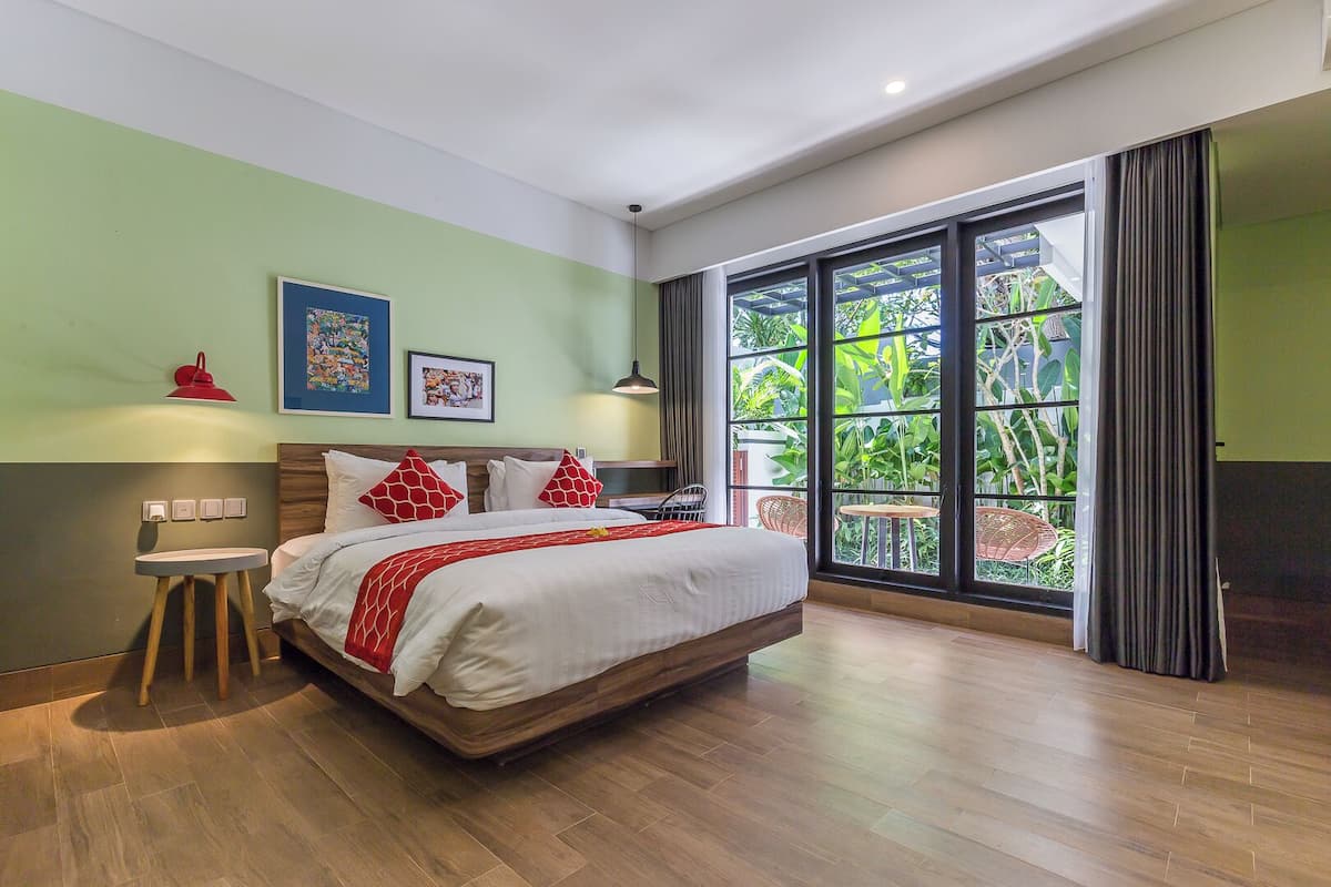 Suite, Balcony | Bathroom | Free toiletries, hair dryer, towels, soap