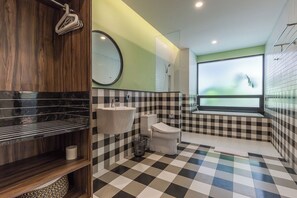 Deluxe-Doppelzimmer, Balkon | Badezimmer | Kostenlose Toilettenartikel, Haartrockner, Handtücher, Seife