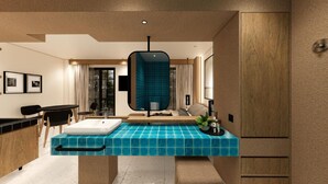 Une salle de bain moderne avec un grand miroir, un lavabo doté d’un plan de travail recouvert de carreaux bleus et des meubles en bois.