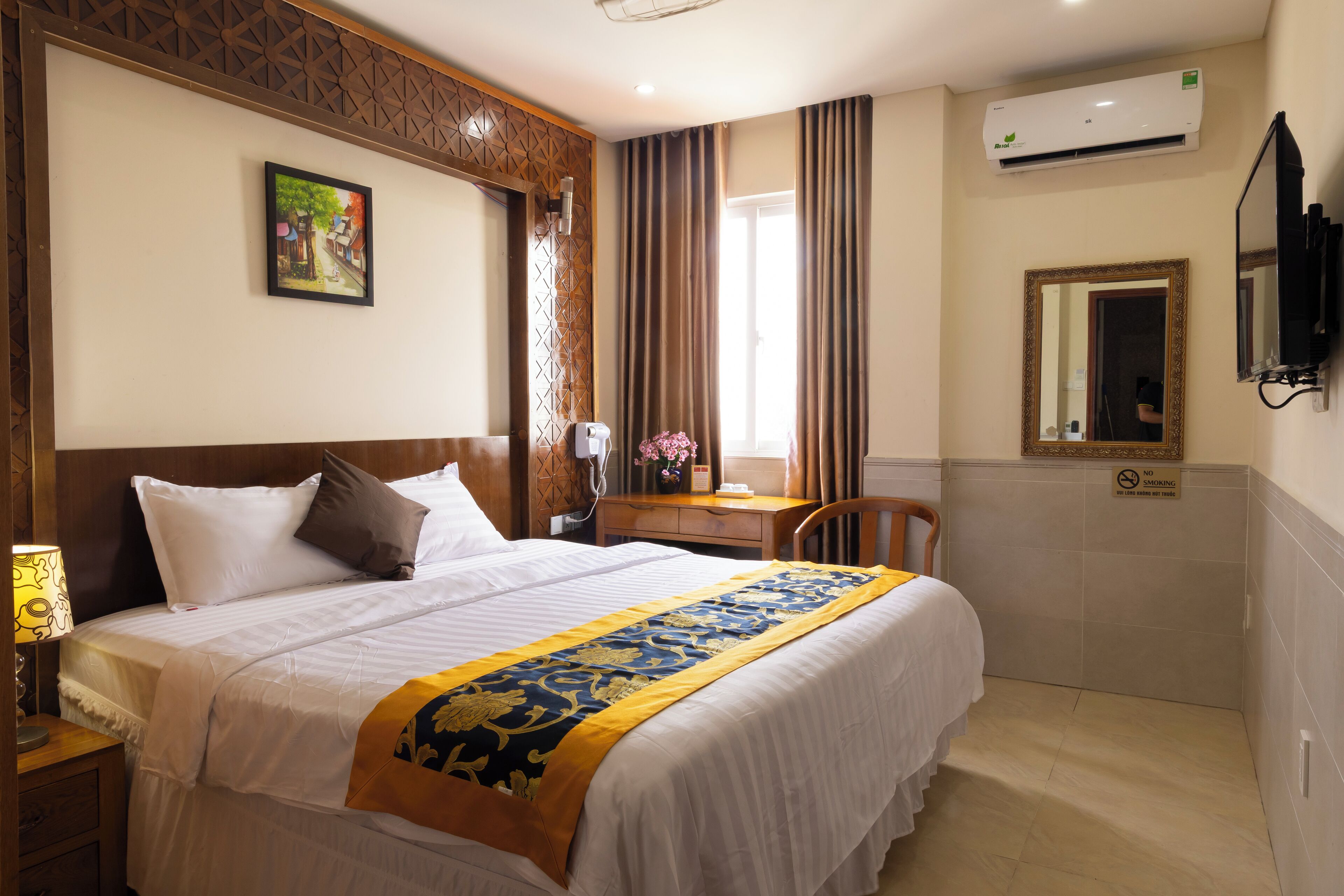 Laptop workspace, free WiFi