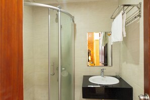 Deluxe Room, City View | Bathroom