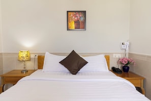 Standard Room, City View | Laptop workspace, free WiFi - California Saigon Boutique Hotel (Hóc Môn)