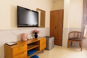 Quarto família, vista para a cidade | Espaço de trabalho para notebook, Wi-Fi de cortesia
