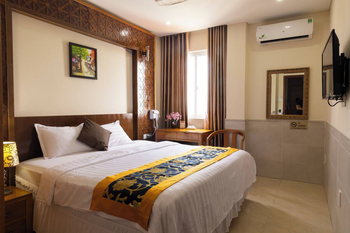 Deluxe Room, City View | Laptop workspace, free WiFi