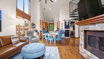 Een televisie, een open haard en een kantoor