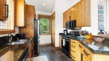 Een koelkast, een magnetron, een oven, een kookplaat