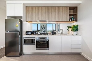 Fridge, microwave, oven, stovetop - 2B Southbank Stay | Pool, Gym, Bay Views (Southbank)