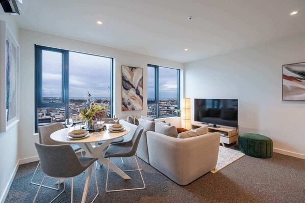 TV - 2B Southbank Stay | Pool, Gym, Bay Views (Southbank)