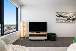 TV - 2B Southbank Stay | Pool, Gym, Bay Views (Southbank)