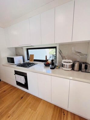 Fridge, microwave, oven, stovetop - Natural, quiet, central home for your easy & comfortable trip to Frankston. (Frankston)