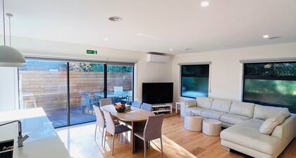 Natural, quiet, central home for your easy & comfortable trip to Frankston.