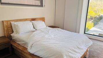 3 bedrooms, desk, iron/ironing board, free WiFi