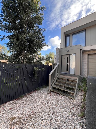 Comfort natural Frankston home in middle of everything