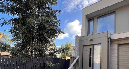 Comfort natural Frankston home in middle of everything