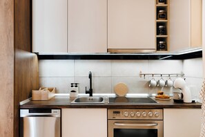 Kühlschrank, Mikrowelle, Ofen, Herdplatte