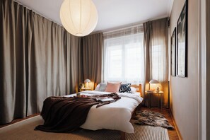 3 chambres, bureau, fer et planche à repasser, lit parapluie