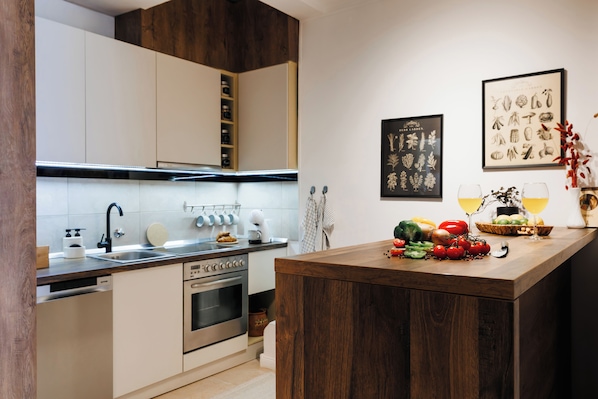 Kühlschrank, Mikrowelle, Ofen, Herdplatte