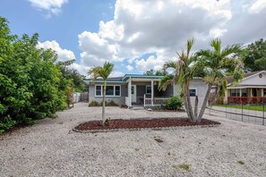 Exterior - Paws & Play Paradise  - Private Pool (Pinellas Park)