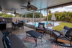 Outdoor dining - Paws & Play Paradise  - Private Pool (Pinellas Park)