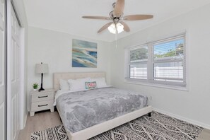 4 bedrooms, travel cot, free WiFi - Paws & Play Paradise  - Private Pool (Pinellas Park)