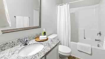 Serviettes fournies, savon, papier toilette