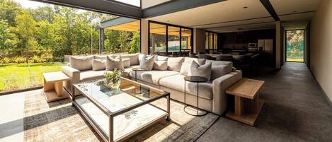 TV, caminetto, studio