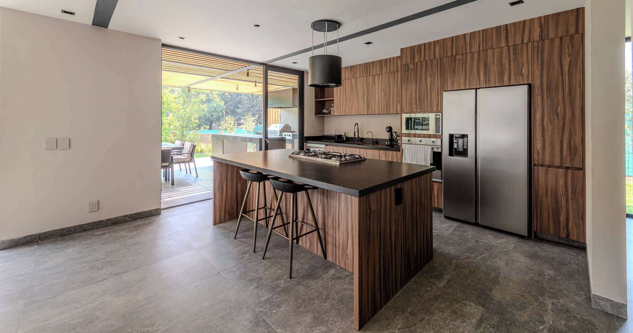 Jääkaappi, mikroaaltouuni, uuni, liesi