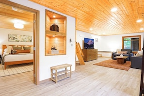 2 bedrooms, iron/ironing board, travel cot, free WiFi