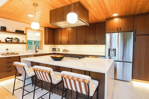 Microondas, placa de cocina, lavavajillas, cafetera/tetera