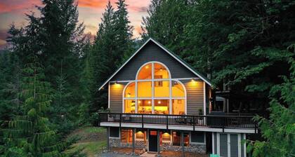 Mt Baker Luxe Chalet - Hot Tub, BBQ, Mtn Views