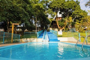 2 piscinas al aire libre, sombrillas, sillones reclinables de piscina