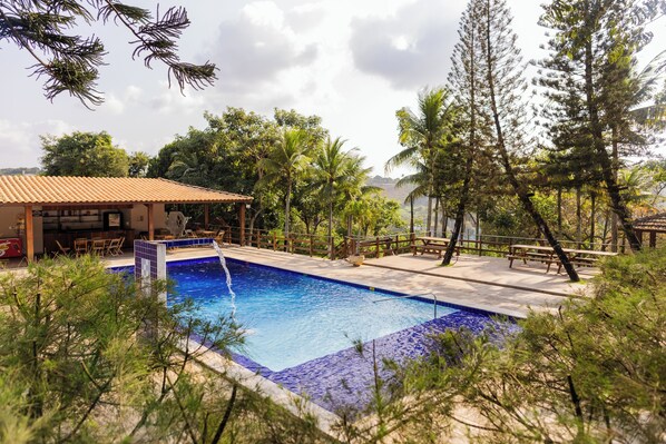 2 albercas al aire libre, sombrillas en la alberca y camastros 