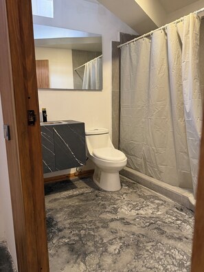 シャワー、タオル、石鹸、トイレットペーパー