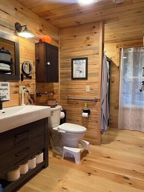 Bruser, hårtørrer, bidet, håndklæder