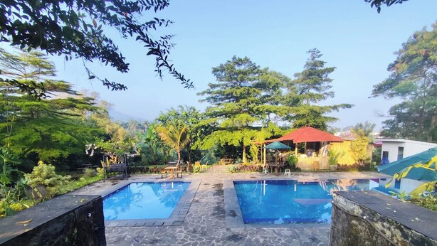 Outdoor pool - Tripletree Ken Hotel (Cisarua)