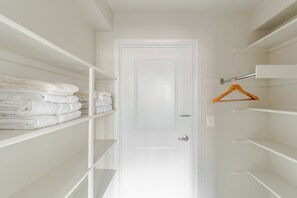 Interior - Blueground | Ballston, pool, nr Arlington Cemetery (Arlington)