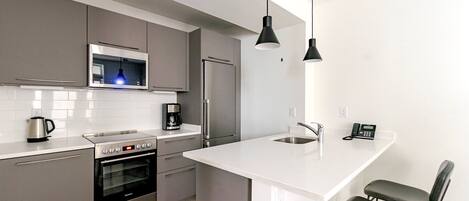 Een koelkast, een microgolfoven, een oven, een kookplaat