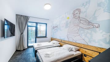 Quarto triplo empresarial, sacada, vista para o parque | Cofres nos quartos, cortinas blackout, quartos à prova de som