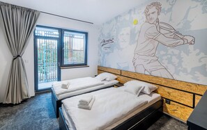 Kamar Triple Standar, balkon, pemandangan taman | Brankas, tirai kedap cahaya, kedap suara, dan setrika/meja setrika