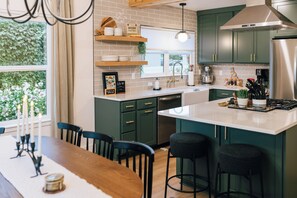 Fridge, microwave, oven, stovetop - Luxury 5BR Escape • Sleeps 10 • Patio Golf Views  • Hot Tub •  near C of I (Caldwell)