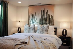 5 bedrooms, desk, iron/ironing board, travel cot - Luxury 5BR Escape • Sleeps 11 • Patio Golf Views  • Hot Tub •  Reading Nooks (Caldwell)