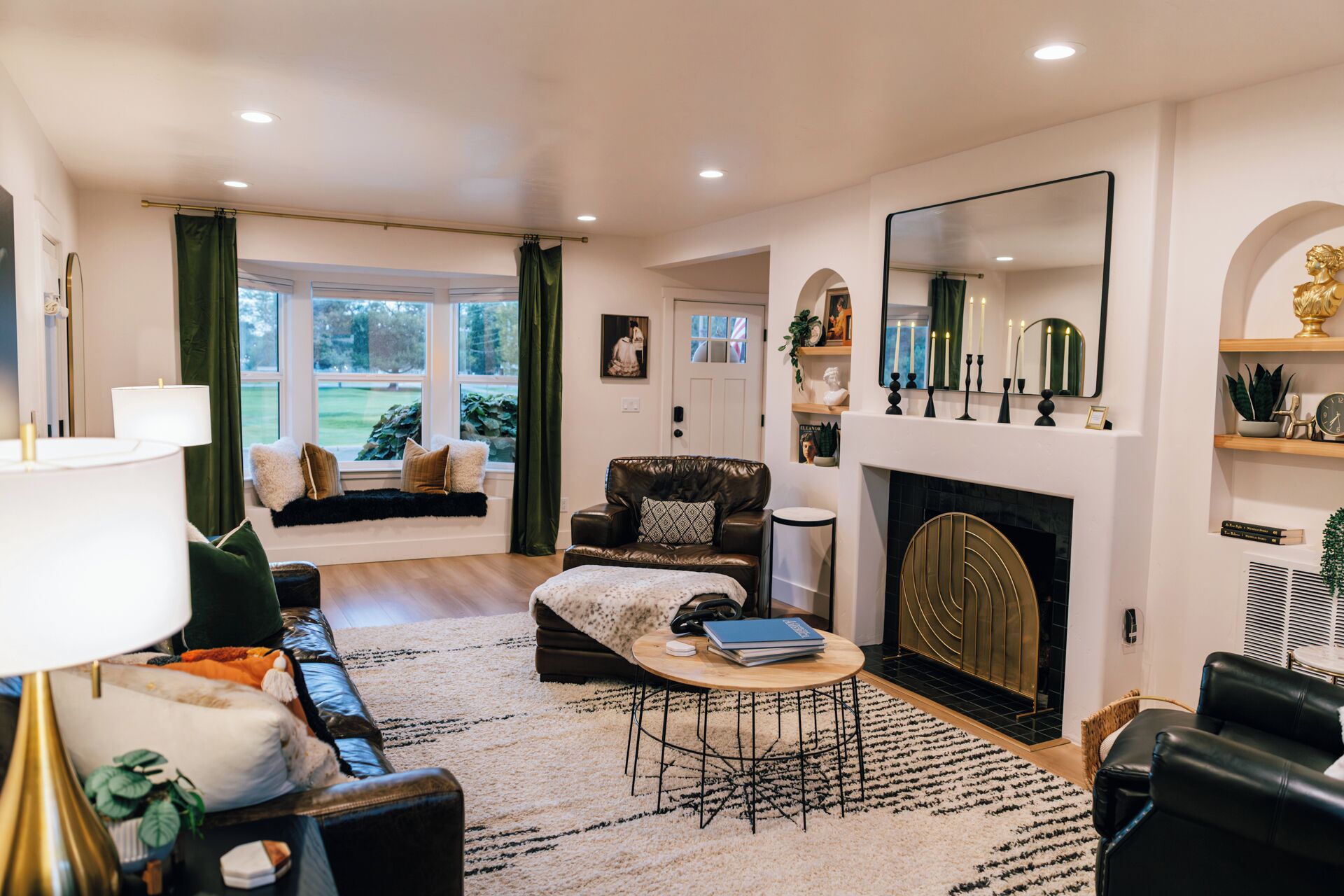 Smart TV, chimenea, libros y biblioteca musical 