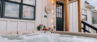 Fairview House âą Historic 5BR Sleeps 10 âą Golf Views + Hot Tub