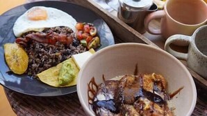 A breakfast tray with a plate of fried rice, a fried egg, and a bowl of soup. - Kintiri Glamping (Belen de Nosarita)